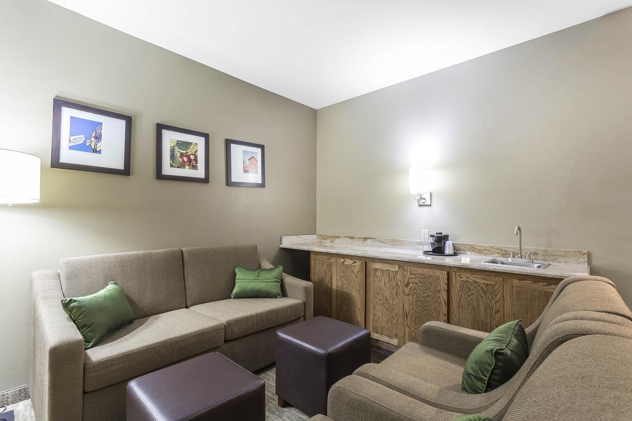 Comfort Suites - University Lubbock Exterior photo